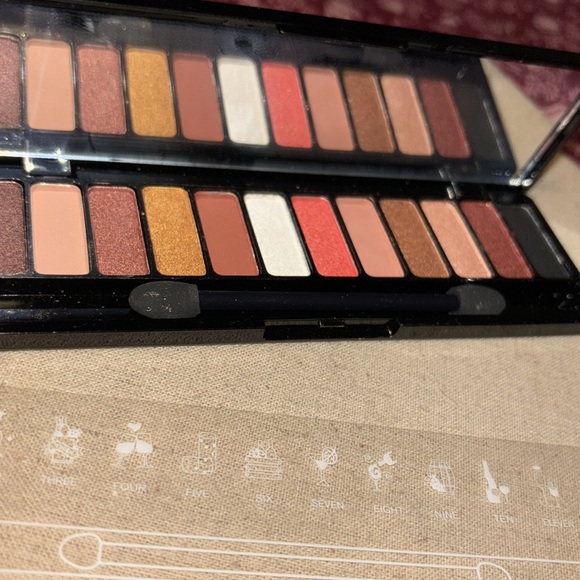 New lameila eye shadow palette 12. Black case with mirror and sponge eyeshadow - Picture 3 of 4